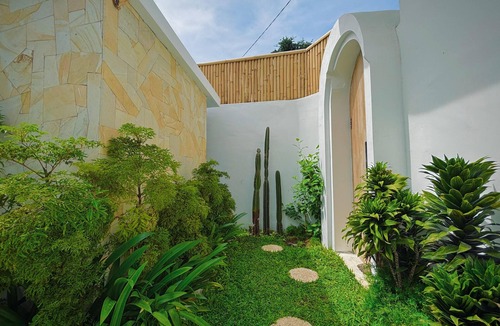 Umalas Cottage | Strategically located near Canggu, Seminyak, and various public facilities.