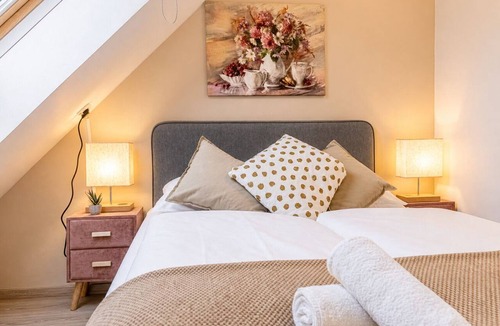 Favoriten Resort | Stylish AC Room Near Hauptbahnhof | Smart TV & Self Check-In