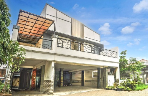 Suko Manunggal House | Stylish Budget Stay in Indonesia with Free WiFi