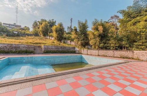 Megamendung House | Stylish DBL Suite Escape W/Free WiFi and Parking