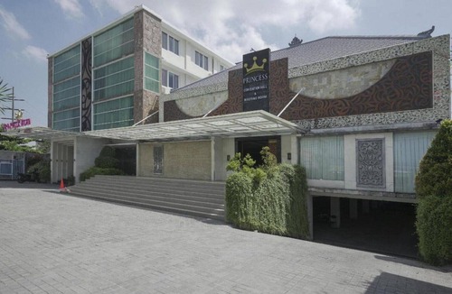 Denpasar Barat House | Stylish Deluxe Retreat w/City View & Free WiFi