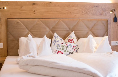 Zell am See Hotel | Suite, shower or bath, toilet, 2 bedrooms - Zum Hirschen, Hotel