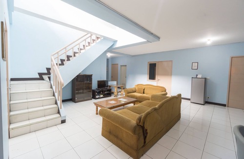 Binong Hotel | Super OYO 2110 Rotterdam Guest House