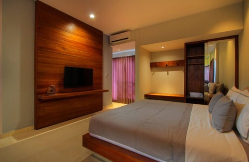 Seminyak Hotel | The Spacious room designed in a sequence of cascading spaces