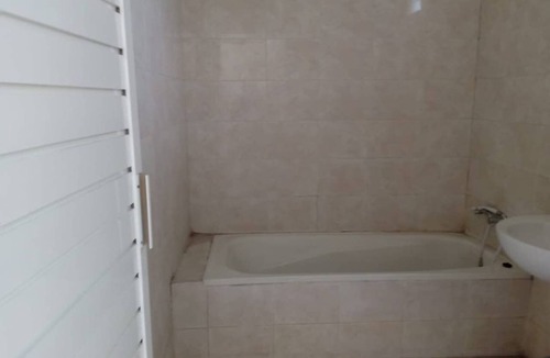 Ngaglik House | Triple Room with AC at Mutiara Batu