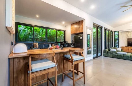 Melayang Villa | Tropical 4BR Oasis w Huge Pool+Gazebo, Ubud's Best