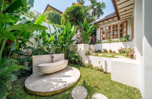 Singakerta Villa | Unique 2BR Villa w Outdoor Bath, Pool+Huge Garden