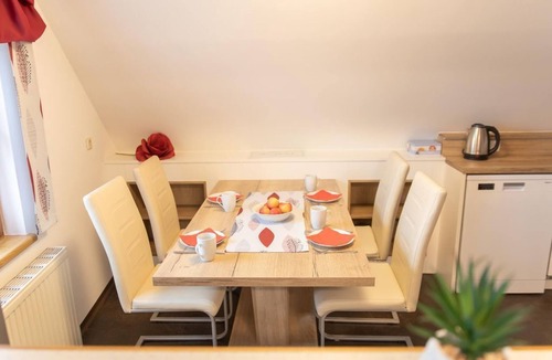 Stubenberg Apartment | Vacation apartment "Wiesenbunt" - House Rosy Holiday apartment