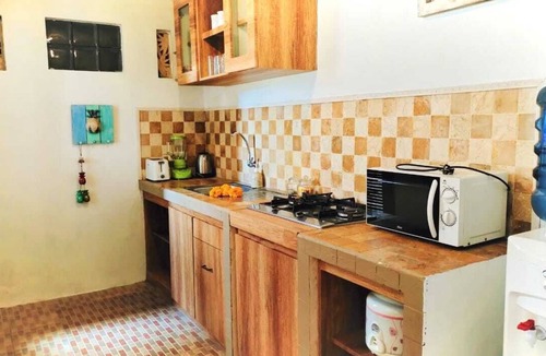 Sunset Road Villa | Villa Alamanda, central and close to restaurants
