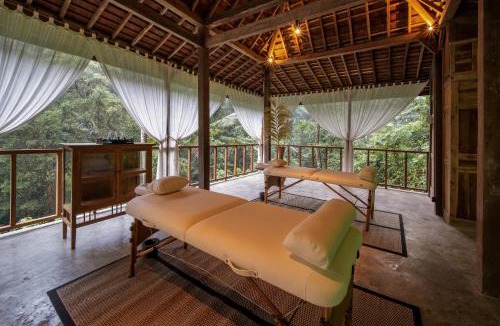 Kemenuh Villa | Villa Bedulu Cliff Estate Ubud - Wood Side