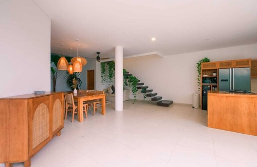 Mengwi House | Villa Merman | 3BR w BBQ Deck & Pool In, Perenanan, Canggu