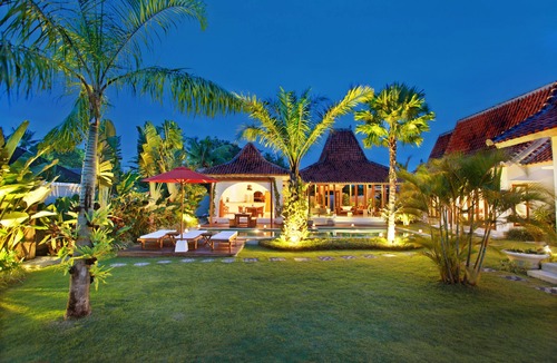 Tumbak Bayuh Villa | Villa Nico exquisite 5 bedrooms in lovely Balinese-inspired décor.