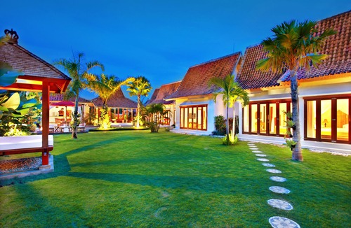 Tumbak Bayuh Villa | Villa Nico exquisite 5 bedrooms in lovely Balinese-inspired décor.
