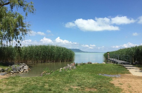 Balatonmariafurdo Apartment | Villa Poldis, just 50 meters from the lake (DHH Lujza)