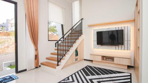 Ngaglik Villa | Villa Syariah Lucia B10 with Private Pool and Balcony