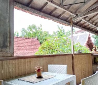 Bukit House | Wooden Cabin In Jimbaran - Marigold Suite
