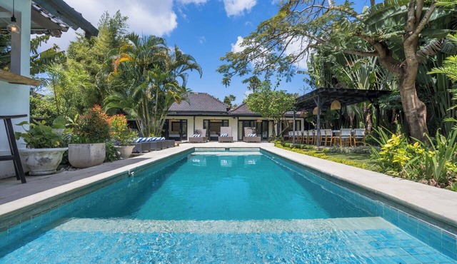10-bedroom private estate in Seminyak, perfect for large groups, family gatherings, retreats, and celebrations. Enjoy daily breakfast, a private chef, airport transfers, complimentary massages, housekeeping, and a dedicated driver. in Seminyak