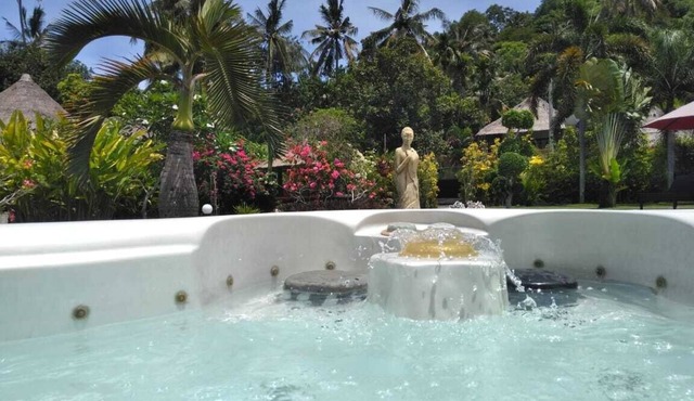 2BR Villa Paradise with swimming pool and jacuzzi near the beach of Senggigi.