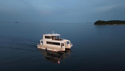 Amore Yacht Ranoh Island Batam