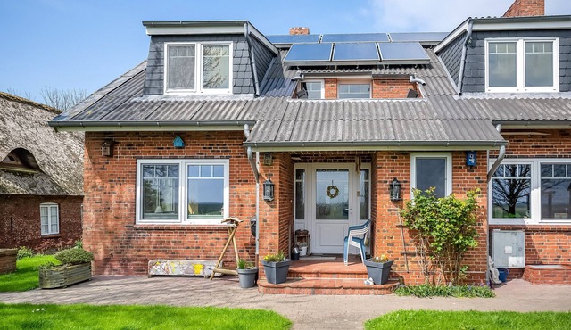 Apartment 'Hallighof' with Sea View, Shared Garden and Wi-Fi in Hallig Langeneß