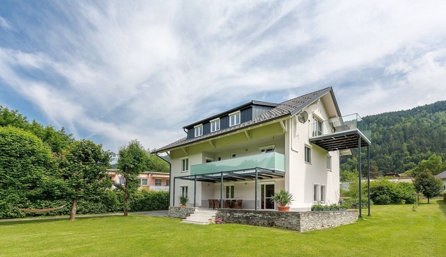 Apartment 'Villa Müller Turmfalke' with Lake View, Shared Garden and Wi-Fi in Ossiach