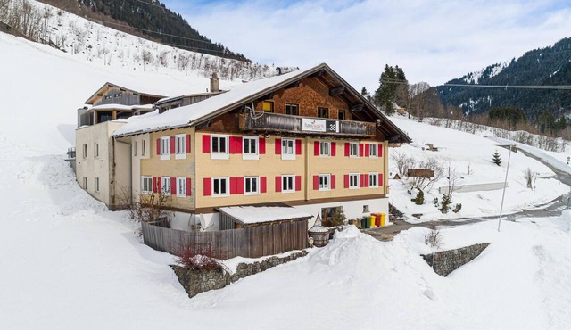 Beautiful apartment at the foot of the Arlberg in Klösterle