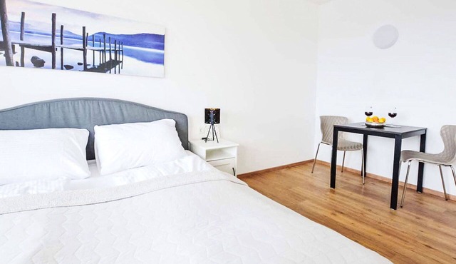 Beautiful apartment for 4 people with pool, WIFI, TV and balcony in Zirkitz