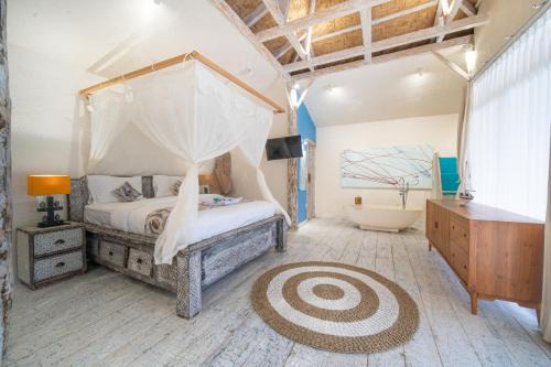 Blue Lagoon Pool View Bungalow, Single Room with Queen Bed and Bathtub