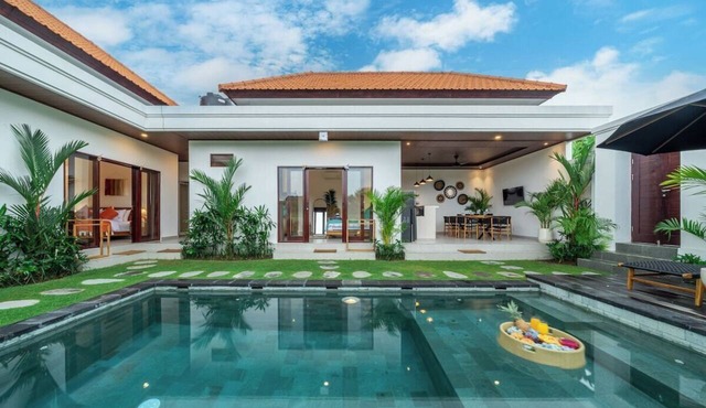 Brand NEW Villa+Rice Fields View+Huge Pool+4BDR in Kecamatan Kuta Utara