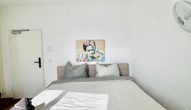 Bright and Spacious Room Near Kaufpark Alterlaa in Vienna