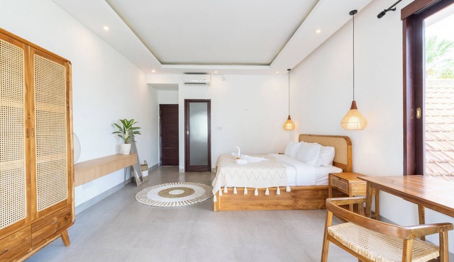 Canggu 3BR Private Pool Villa 3Min bike to Berawa Beach & Near Finns Club in Bali