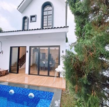 Casa de Garde - 3 King Bedroom Lembang with pool in Tegalharendong