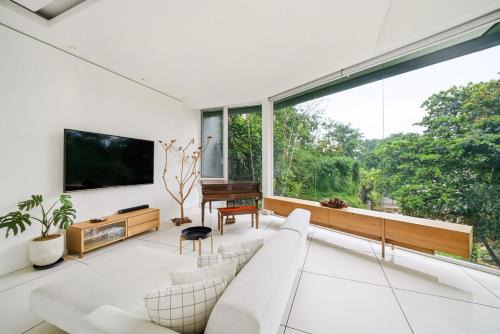 Casca - 3BR Luxury Villa Setraduta with Waterfall View in Bandung
