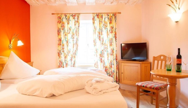 Classic Double Room, Shower, Toilet - Hotel Försterhof, lebe pur gmbh. in Ried
