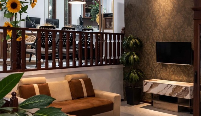 Classic North Bandung Family Home, Sleeps 10 & 3 Parking + Rooftop Gazebo