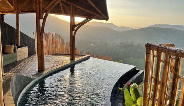 Cliffside Bamboo Villa – Heated Pool & Stunning View in Klungkung