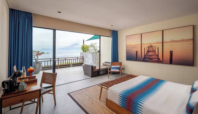 Clifftop Ocean View Suite with Private Balcony, Panoramic Sea Views & Island Sce in Klungkung Regency
