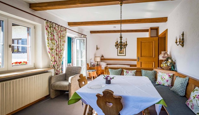 Comfort apartment 60 sqm, incl. Breakfast and daily Cleaning service with south-facing balcony in Bad Reichenhall
