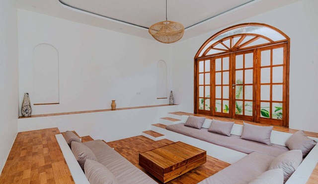 Costa Luna, Modern Mediterranean Villa Near Lancing Beach in Nusa Tenggara Bar.