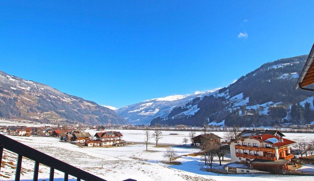Cosy apartment for 6 guests with WIFI, TV, terrace and parking in Hippach