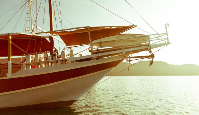 Cosy liveaboard with AC for small groups, Komodo National Park in Labuan Bajo