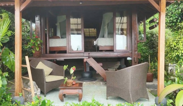 Cosy twin bungalow perfect for two firends or solo travlers. With stunning view! in Tabanan