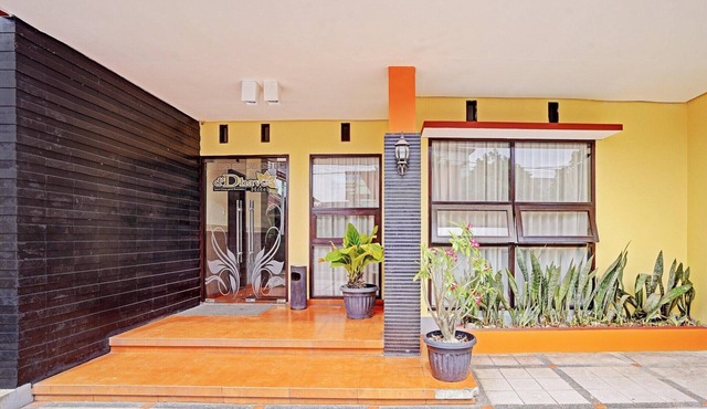 Cozy Double Escape W/Free WiFi and Parking in Padang
