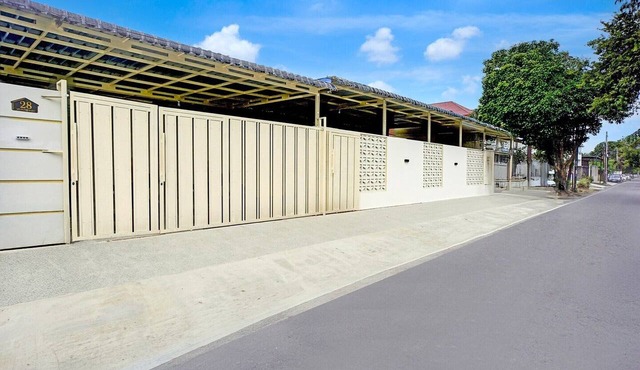 Cozy Double Escape W/Free WiFi and Parking in Medan
