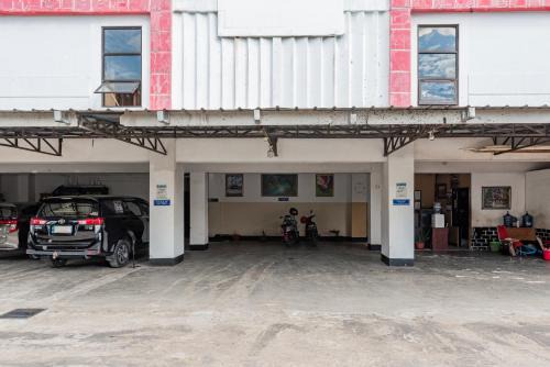 Dancenter Ilir Barar I Near Rumah Sakit Islam Siti Khadijah Formerly Maleo Hotel in Palembang