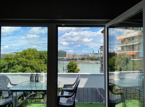 Danube view Apartment with terrace in Budapest
