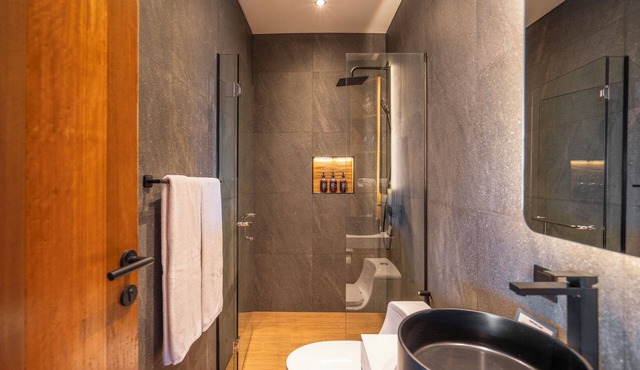 Deluxe 2-Bedroom Tropical Haven in Seminyak with Pool & Designer Interiors in Badung