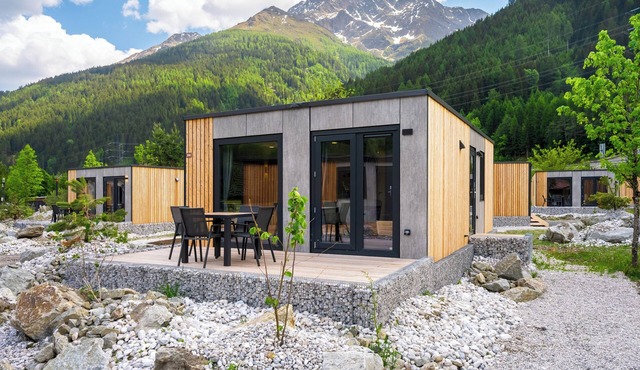 Discover the Stanzertal Cabin at Camping Arlberg, a modern, pet-friendly and sustainable accommodation with views of the Alps. Comfort, nature, and style come together for an unforgettable holiday, perfect for any season. in Pettneu am Arlberg