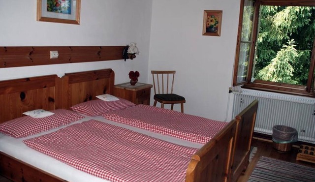 Dreibettzimmer mit Dusche, WC - Gesundheits- und Biobauernhof Rotbuchner in Gaisriegl