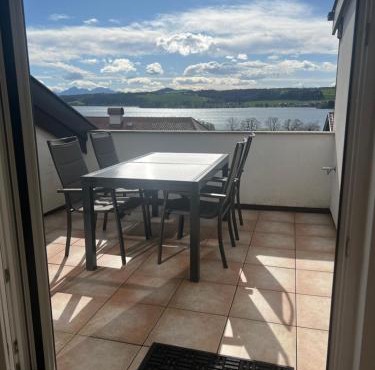 Exklusive Ferienwohnung LAKEVIEW in Bestlage Mattsee, beschattbare Dachterrasse mit Panoramablick über den See in Mattsee